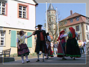 Neunkirchen im Bild Tanz am Osterbrunnen
